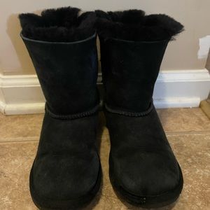 Black youth size 2 bow tie Uggs. Gently used no marks.